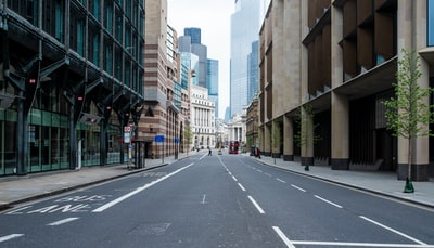 白天高层建筑之间的灰色混凝土道路